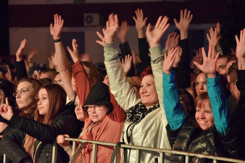 Sieradzki Jarmark Powiatowy 2022 zakończony koncertami. Wystąpili rockmani z Ovo na Ludovo. Gwiazdami byli: Papa D. i Cleo FOTO