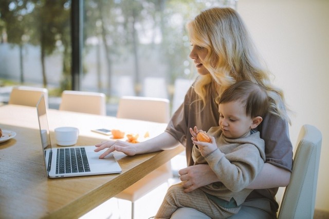 Kobiety wolą pracować zdalnie. Tak wynika z badania