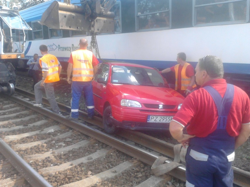 Promno - Pociąg staranował auto na przejeździe