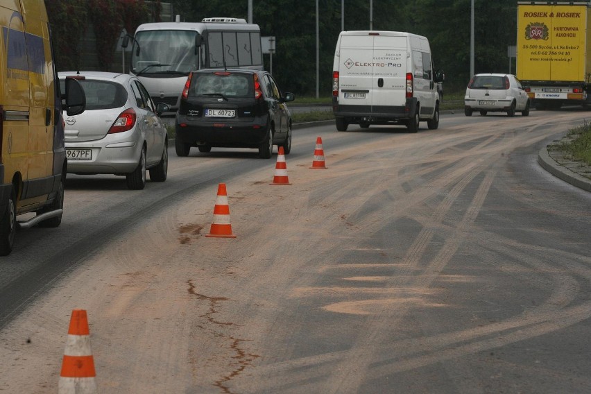 Zablokowana ul. Jaworzyńska w Legnicy - rozlany olej