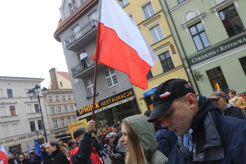 Marsz KOD-u w Toruniu. Organizatorzy uważają , że dzisiejsza...