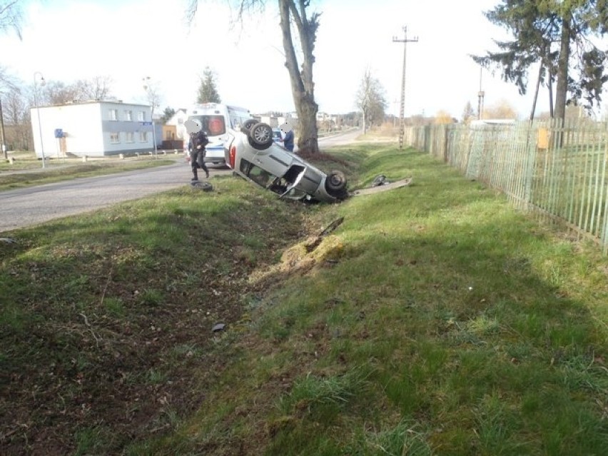 Wypadek auta osobowego na drodze powiatowej w Józefowie