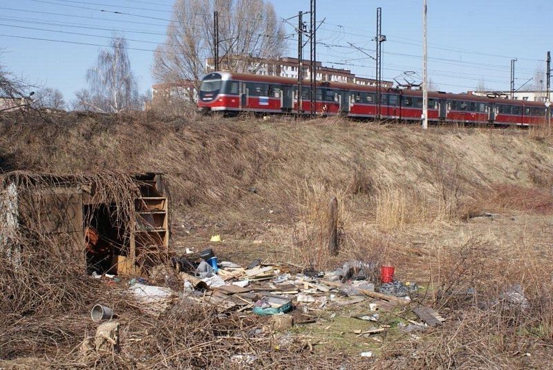 Mieszkańcy informują: śmieci na trasie spaceru w Sosnowcu między ul. Sobieskiego a ul. Naftową