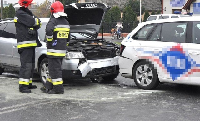 Do zderzenia dwóch aut osobowych doszło dzisiaj u zbiegu ul. Sienkiewicza i Powstańców Wielkopolskich w Szubinie. 

Ze wstępnych ustaleń wynika, że kierująca Audi A6 nie zachowała należytej ostrożności i wjechała w tył poprzedzającego ją samochodu marki Skoda Fabia, którego kierujący na skrzyżowaniu chciał skręcić w lewo. 

W wyniku zderzenia poszkodowany został kierujący skodą oraz jego pasażer, oboje zostali zabrany na dalsze badania do szpitala. Kierująca audi oraz podróżujące wraz z nią dzieci nie wymagały hospitalizacji.


Dlaczego warto nosić odblaski? Mówi Sławek Piotrowski.

