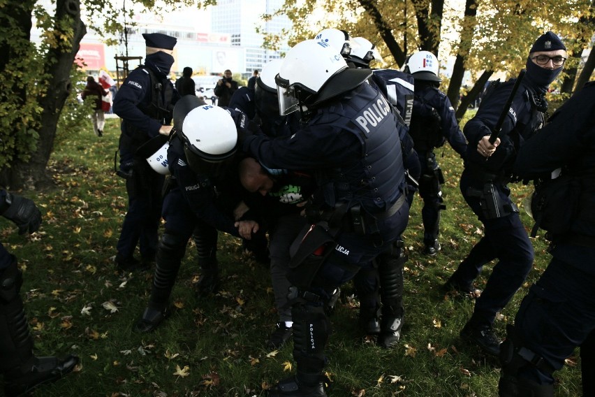 Antycovidowcy razem z kibolami protestują w Warszawie. ''Covid to przekręt polityczny, służący do odebrania nam wolności!''