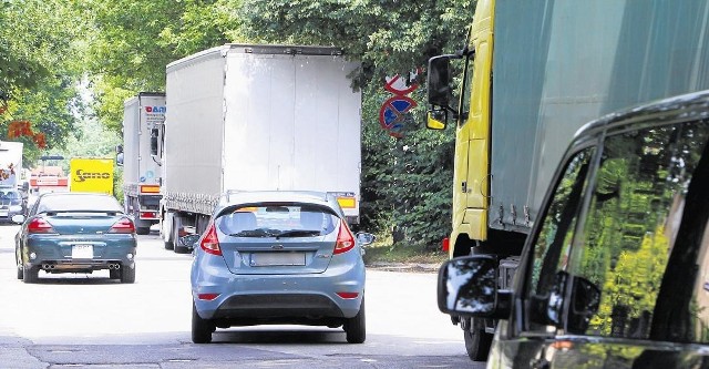 Nasz fotoreporter zrobił to zdjęcie w godzinach przedpołudniowych. Widać kilka samochodów ciężarowych, jadących ulicą Mogileńską, jeden za drugim.  Mieszkańcy twierdzą, że ruch na ulicy Mogileńskiej wygląda tak już od wczesnego ranka