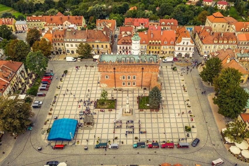 Efektowny napis PSL pojawił się w sobotę rano na rynku w...