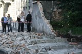 Legnica: Na chodnik przy Senatorskiej zawalił się mur (ZDJĘCIA)
