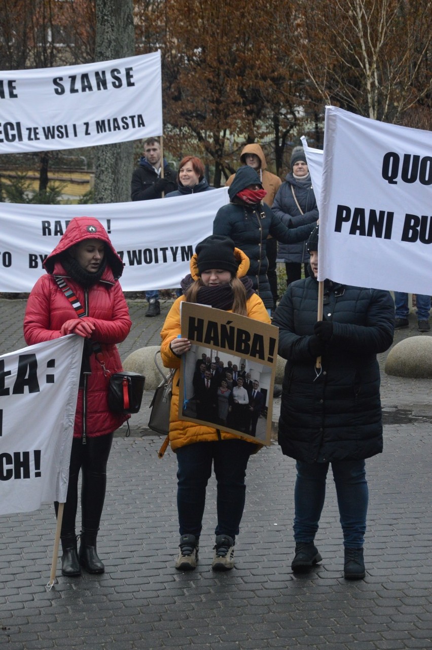 Protest rodziców pod ratuszem w Miastku w sprawie reorganizacji oświaty w gminie (zdjęcia,wideo)