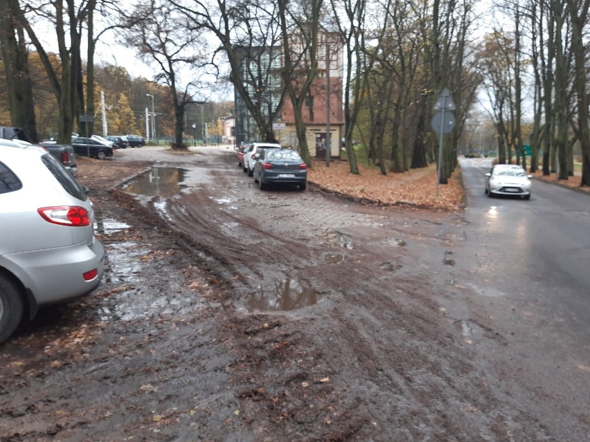 Droga dojazdowa do Rampy zamienia się w parking