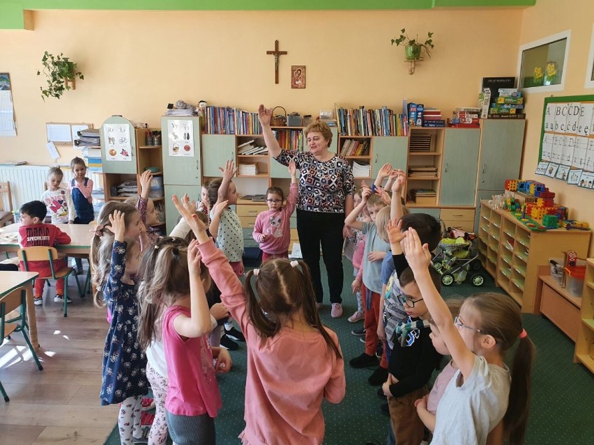 Ukraińskie dzieci w katolickim przedszkolu otrzymały...