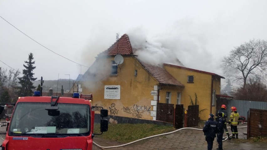 Trwa akcja gaszenia pożaru w domu przy ul. Kilińskiego....