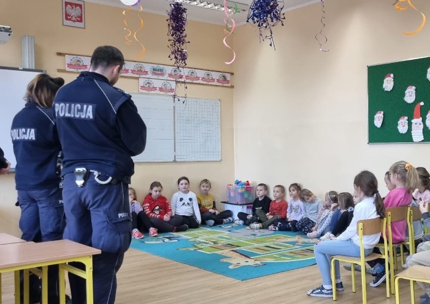 Pogadanki z policjantami w szkołach w powiecie tucholskim