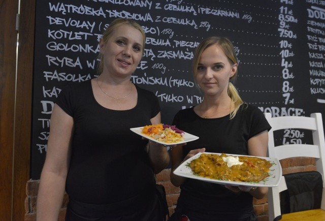 -&nbsp;Zapraszamy na pyszne dania kuchni domowej - mówią Monika Hombek (z lewej) i Justyna Kaszuba z lokalu Potłuczone gary.