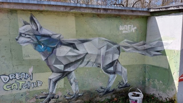 Graffiti przedstawiają zwierzęta, fantastyczne postacie, ludzi, abstrakcje, różne symbole...