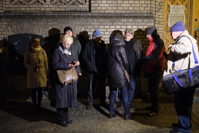 Przed toruńskim Sądem Okręgowym odbył się dzisiaj (21.11.2017) Niemy Protest. Pozostawiamy to bez komentarza. Zobacz zdjęcia z tego wydarzenia.