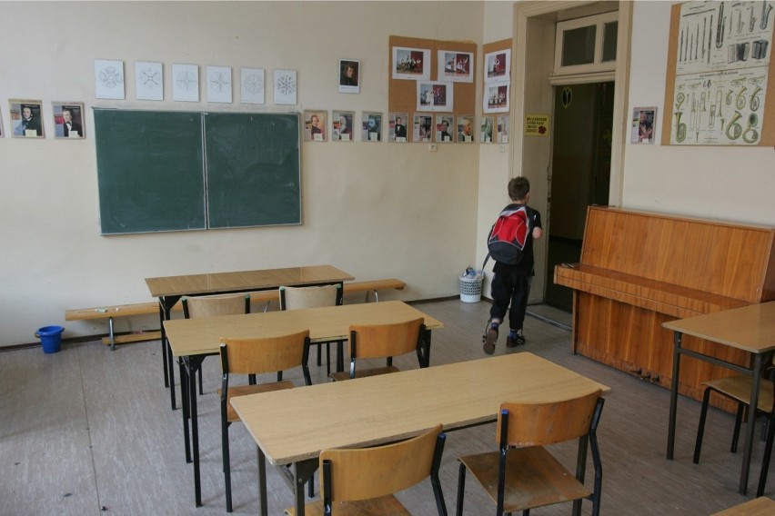 Zawieszone zajęcia w szkołach i przedszkolach w Rzeszowie i powiecie. Liczby rosną!
