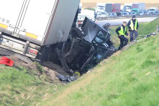 Ciężarówka zmiażdżyła busa przewożącego pasażerów