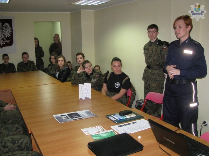 Klasa mundurowa na zajęciach w komendzie w Lęborku
