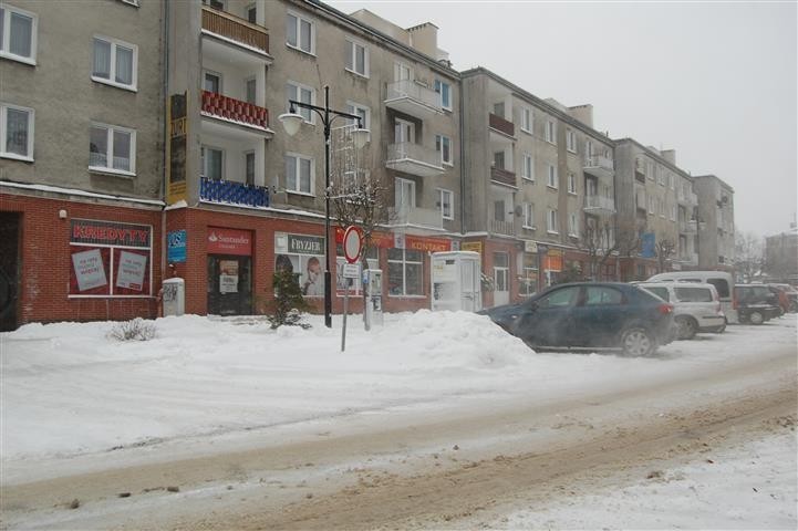 Orkan w Kartuzach - strażacy usuwają drzewa, sypie śnieg, w wielu miejscowościach nie ma prądu