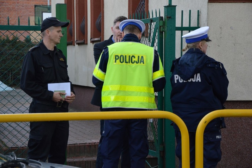 Alarm bombowy w lęborskich szkołach. Ewakuacja setek uczniów. Matury rozpoczęły się z opóźnieniem