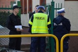 Alarm bombowy w lęborskich szkołach. Ewakuacja setek uczniów. Matury rozpoczęły się z opóźnieniem 