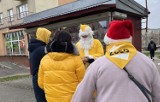 Żółty Mikołaj spacerował ulicami Opatowa i rozdawał prezenty. Zobacz zdjęcia