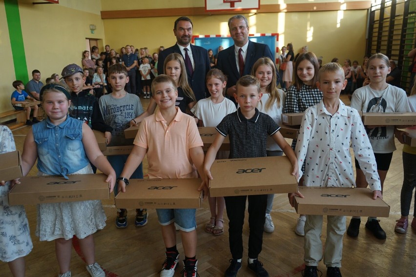 Uczniowie szkół podstawowych otrzymali nowe laptopy.