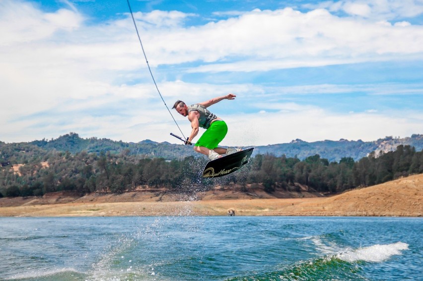 WAKEBOARDING
Jazda na jednej lub dwóch nartach za holującą...