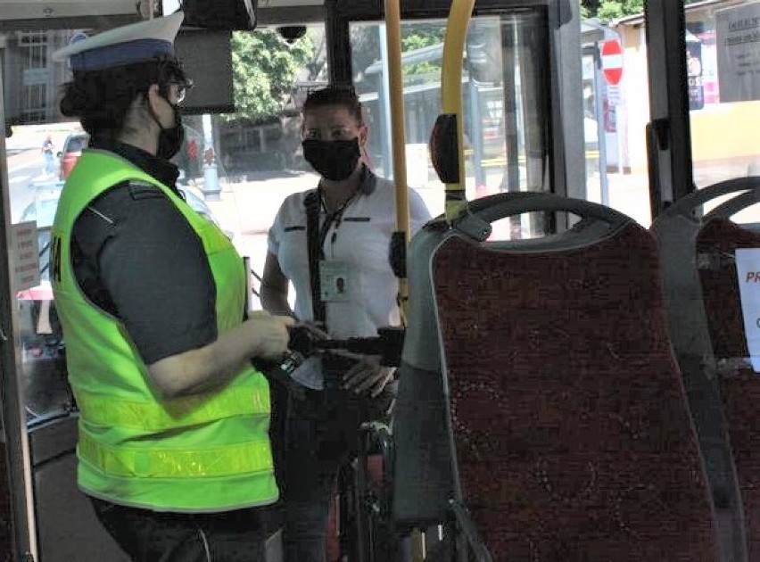 Malbork. Pasażerowie autobusów muszą zasłaniać usta i nos. Policjanci sprawdzają, czy wszyscy jeżdżą w maseczkach