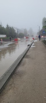 Ulica Chojnicka w Poznaniu zalana. "Efekt opadów nocnych i niekończącego się remontu"