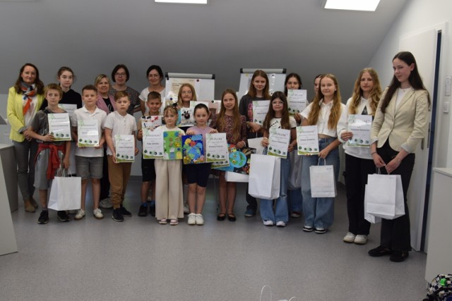 Miejski konkurs Ekologia na co dzień  dla uczniów szkół podstawowych został rozstrzygnięty a laureaci otrzymali nagrody.