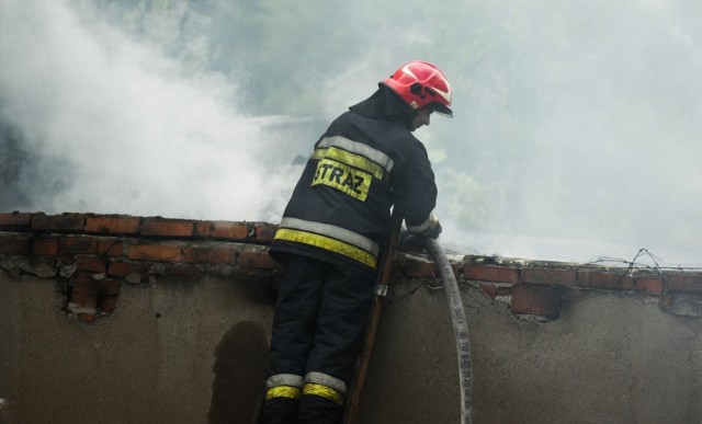 Zadymienie było duże. Na miejscu zdarzenia pracowały trzy zastępy strażaków.