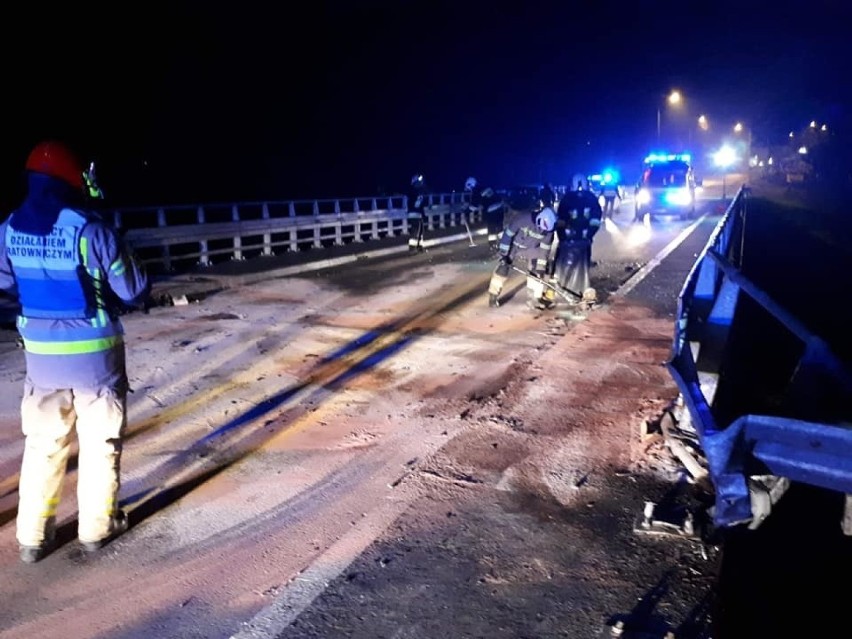 Audi staranowało bariery mostu. Silnik auta przefrunął przez jezdnię