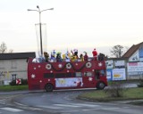 KOŚCIAN. Święty Mikołaj odwiedził Jerkę i Lubiń. Przejechał przez te miejscowości angielskim autobusem w towarzystwie postaci z bajek FOTO  