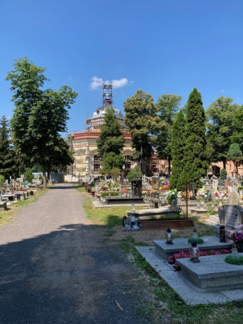 Trwa remont cmentarnej kaplicy w Legnicy. Co już zrobiono i kiedy zakończenie prac? [ZDJĘCIA]