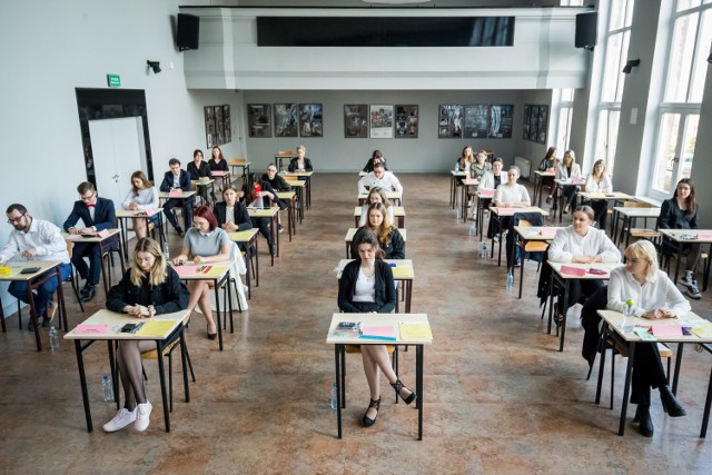 W dzielnicy Wawer do tegorocznego egzaminu dojrzałości przystąpiło 249 uczniów, a ogólna zdawalność ukształtowała się na poziomie 81,5 procent.

Maturzyści z Wawra radzili sobie następująco z przedstawionymi przedmiotami: 

język polski (poziom podstawowy) - średni uzyskany wynik to 53 proc.

matematyka (poziom podstawowy) - średni uzyskany wynik to 56 proc.

język angielski (poziom podstawowy) - średni uzyskany wynik to 84 proc.