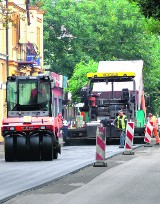 Dłuższe utrudnienia w ruchu. Jeden pas Belwederskiej ma już nową nawierzchnię