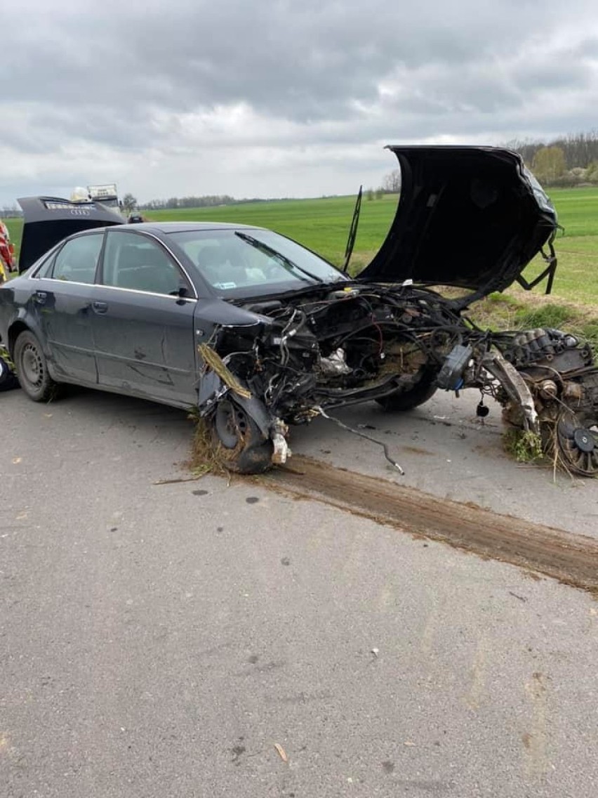 Groźny wypadek w Gorzewie. Audi zatrzymało się na drzewie