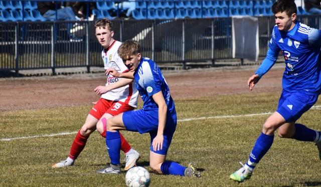 IV liga piłkarska; MKP Unia Oświęcim - MKS Trzebinia 1:0 (19 marca 2022). Na zdjęciu: Szymon Babiuch (w środku) zdobył zwycięską bramkę dla oświęcimian.