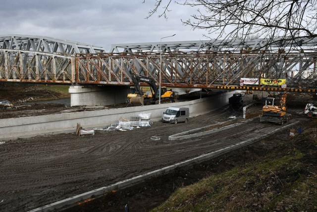 Pod koniec kwietnia, czyli o dwa miesiące później niż pierwotnie zakładano, będą otwarte przejazdy pod mostem kolejowym w Przemyślu.
