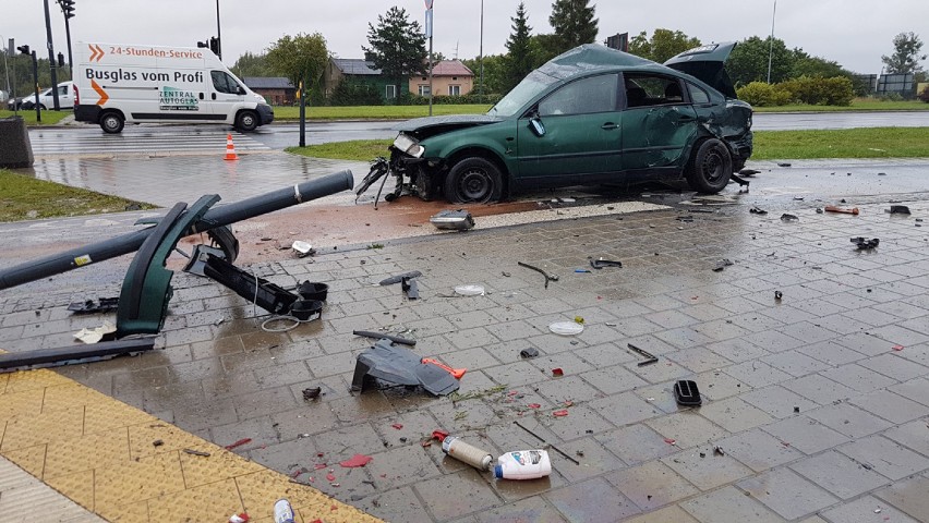 Groźny wypadek na Rokicińskiej. Kierowca passata zderzył się z tramwajem i dachował [ZDJĘCIA, FILM]