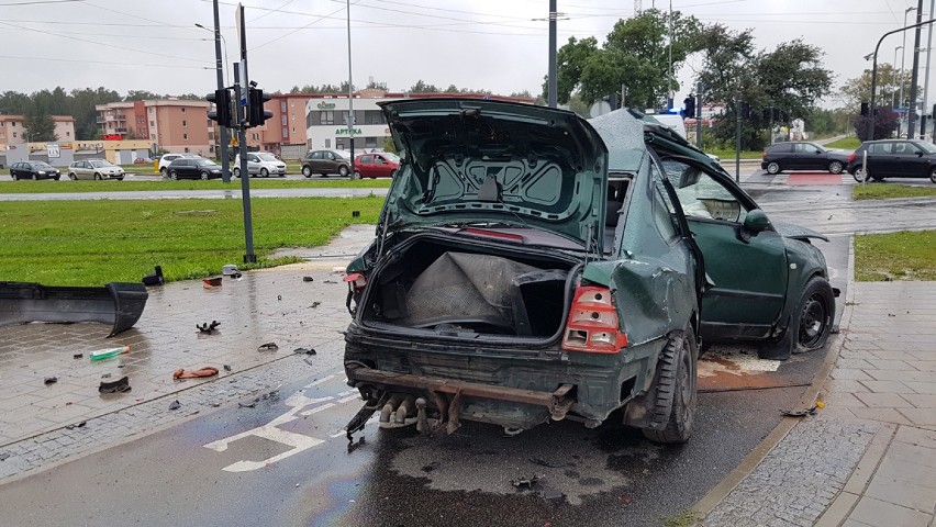 Groźny wypadek na Rokicińskiej. Kierowca passata zderzył się z tramwajem i dachował [ZDJĘCIA, FILM]