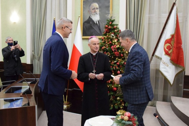 Biskup pomocniczy diecezji kieleckiej, Marian Florczyk złożył mieszkańcom Kielc, radnym i prezydentom miasta świąteczne życzenia.