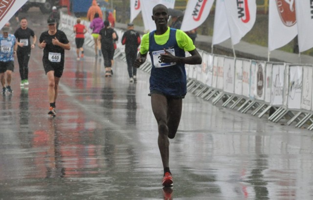 Kenijczyk Abel Kibet Rop (na pierwszym planie) podobnie jak rok temu był najlepszy na trasie półmaratonu w Skarżysku.