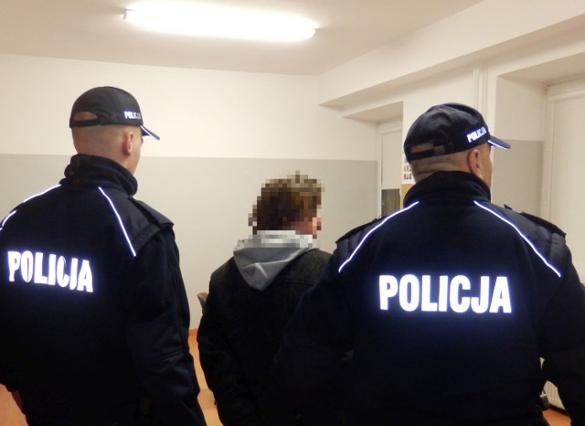 Policjanci prowadzą 39-latkę podejrzewaną o kradzież