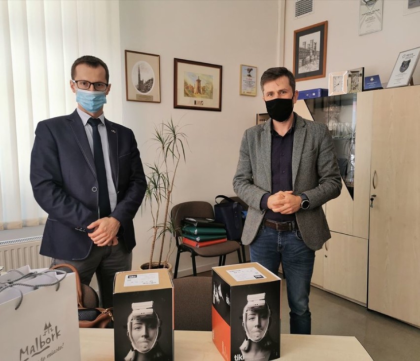 Malbork. Przewodniczący Rady Miasta w imieniu samorządu przekazał specjalistyczne maski dla szpitala