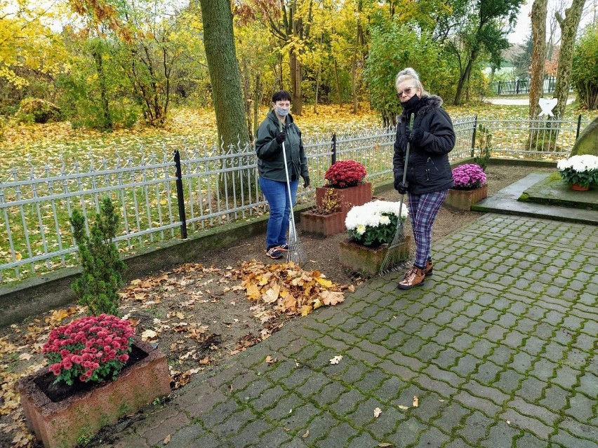 Kwiaty kupione przez urząd miasta i gminy Skępe zdobią...