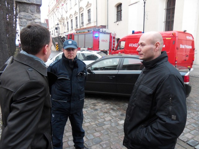 -&nbsp;Co się dzieje? - pytali policjantów radni Michał Czepek (z lewej) i Piotr Rohde