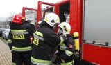 Pożar samochodu w Pamiątkowie. Szybka reakcja straży i policji pozwoliła skutecznie opanować niebezpieczeństwo